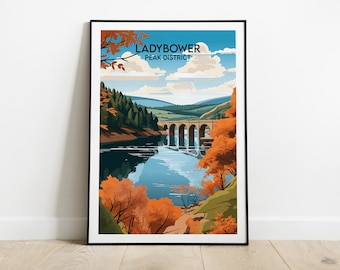 Könnte beinhalten: Ein Vintage-Reiseposter mit einer malerischen Aussicht auf den Ladybower Reservoir im Peak District. Das Poster zeigt eine Brücke über dem Wasser, mit üppigen grünen Bäumen und einem blauen Himmel mit weißen Wolken im Hintergrund. Der Text "LADYBOWER PEAK DISTRICT" ist in Weiß auf einem blauen Banner gedruckt.