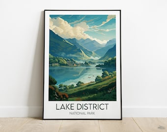 Könnte beinhalten: Ein Vintage-Poster mit einer malerischen Aussicht auf einen See, umgeben von Bergen und üppigem Grün. Das Poster trägt den Text "LAKE DISTRICT NATIONAL PARK" am unteren Rand.