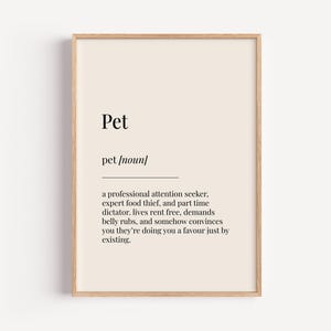 Peut inclure: Une impression d'art mural imprimable avec une définition humoristique du mot "animal de compagnie". La définition se lit comme suit : "un chercheur d'attention professionnel, un voleur de nourriture expert et un dictateur à temps partiel, qui vit gratuitement, exige des caresses sur le ventre et vous convainc d'une manière ou d'une autre qu'il vous fait une faveur en existant simplement."