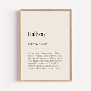 Könnte beinhalten: Ein druckbares Wandbild mit einer Schwarzweißdefinition des Wortes "Hallway". Die Definition beschreibt einen Flur als den engsten und belebtesten Teil des Hauses, in dem sich Schuhe vermehren, Mäntel stapeln und immer jemand im Weg ist.