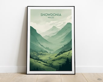 Könnte beinhalten: Gerahmter Kunstdruck mit einer Landschaft von Snowdonia, Wales. Das Kunstwerk zeigt grüne und blaue Hügel und Berge, mit dem Text "SNOWDONIA WALES" oben.