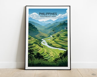 Può includere: Un poster incorniciato con un'illustrazione colorata di terrazze di riso nelle Filippine. Il poster presenta un cielo blu con nuvole bianche, terrazze di riso verdi, un fiume sinuoso e montagne sullo sfondo. Il testo "PHILIPPINES SOUTHEAST ASIA" è stampato nella parte superiore del poster.