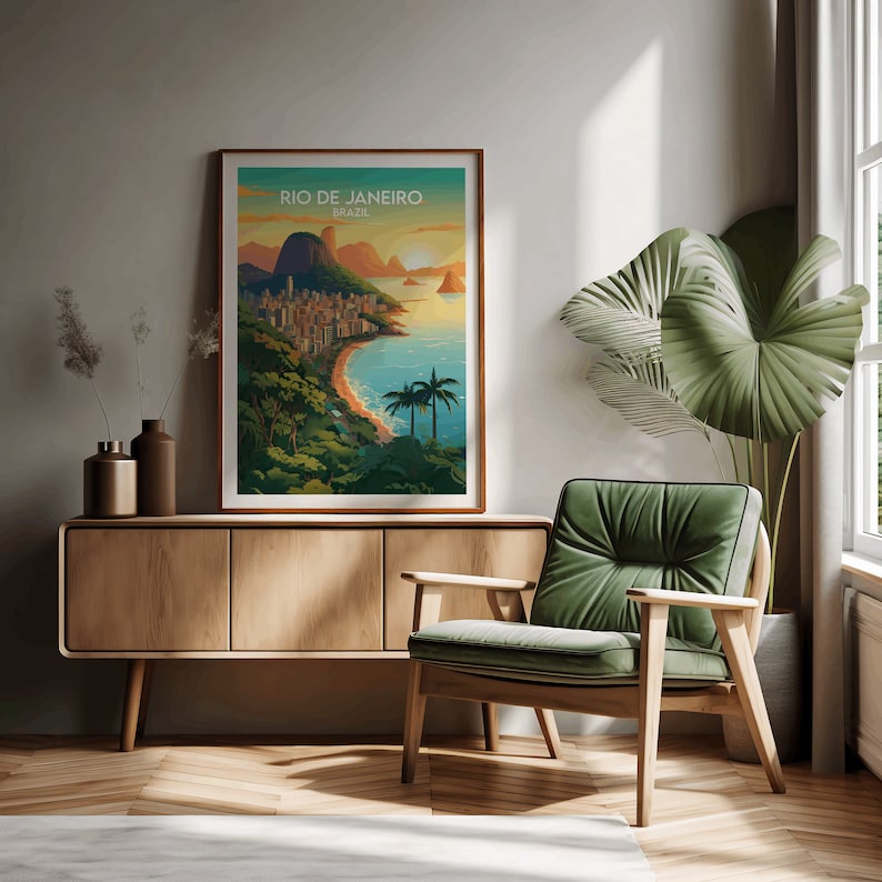 Może przedstawiać: Plakat podr&oacute;żniczy w stylu vintage z kolorową ilustracją Rio de Janeiro w Brazylii. Plakat przedstawia panoramę miasta, G&oacute;rę Cukrową i plażę z palmami. Tekst "Rio de Janeiro, Brazylia" jest nadrukowany na g&oacute;rze plakatu.