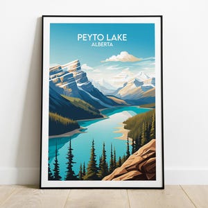 Peut inclure: Une affiche de voyage vintage représentant une vue panoramique du lac Peyto en Alberta, au Canada. L'affiche présente un lac bleu turquoise entouré de montagnes enneigées et d'arbres verdoyants.