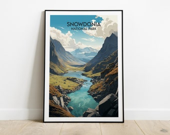 Könnte beinhalten: Ein Vintage-Poster mit einer malerischen Aussicht auf den Snowdonia National Park in Wales. Das Poster zeigt einen gewundenen Fluss, der durch ein Tal fließt, das von Bergen umgeben ist, und einen blauen Himmel mit weißen Wolken.