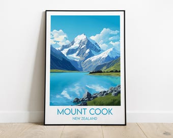 Puede incluir: Una ilustración enmarcada del Monte Cook, un pico de montaña cubierto de nieve en Nueva Zelanda, reflejado en un lago turquesa. El texto "MOUNT COOK NEW ZEALAND" está impreso debajo de la imagen.