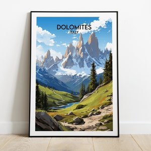 Könnte beinhalten: Ein Vintage-Reiseposter mit einer malerischen Aussicht auf die Dolomiten in Italien. Das Poster zeigt einen blauen Himmel mit weißen Wolken, grüne Hügel, einen gewundenen Fluss und eine Bergkette im Hintergrund. Der Text "DOLOMITEN ITALIEN" ist oben auf dem Poster in Schwarz gedruckt.