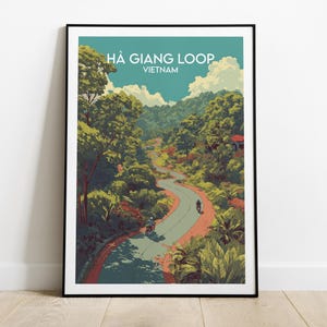 Może przedstawiać: Oprawiony wydruk artystyczny przedstawiający malowniczy widok na pętlę Hà Giang w Wietnamie. Grafika przedstawia krętą drogę przez bujne, zielone liście, z dwoma motocyklami. U góry widnieje napis "Hà Giang Loop Vietnam".