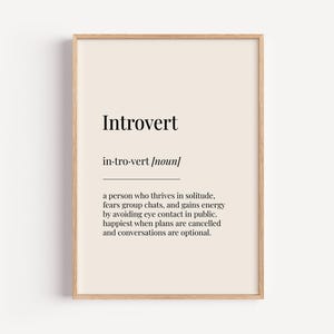 Puede incluir: Una definición imprimible de la palabra "Introvertido" en un marco beige. La definición dice: "una persona que prospera en la soledad, teme las charlas grupales y gana energía al evitar el contacto visual en público. Más feliz cuando los planes se cancelan y las conversaciones son opcionales."