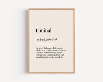 Può includere: Stampa incorniciata con la parola "Liminal" in un carattere scuro. Sotto, la definizione descrive uno spazio di cambiamento e quiete. La cornice è di colore marrone chiaro.