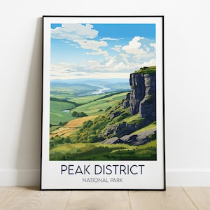 Puede incluir: Una ilustración enmarcada de una vista panorámica del Parque Nacional Peak District en Inglaterra. La imagen muestra un acantilado rocoso que domina un valle con colinas verdes onduladas y un río que serpentea a través de él. El cielo es azul con nubes blancas. El texto "Peak District National Park" está impreso debajo de la imagen.