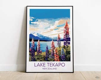 Puede incluir: Una ilustración colorida del lago Tekapo en Nueva Zelanda, con una cordillera en el fondo, un lago azul en primer plano y un campo de flores de lupino púrpura y rosa.