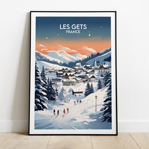 Op de afbeelding: Een kleurrijke illustratie van een besneeuwd bergdorp genaamd Les Gets, Frankrijk. De illustratie toont een zonsondergang boven de bergen, een klein dorp met huizen en een kerk, en mensen die skiën op een helling.