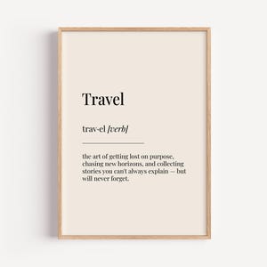 Puede incluir: Un diseño de arte de pared imprimible con fondo beige y texto negro. El texto dice "Travel" y define la palabra como "el arte de perderse a propósito, perseguir nuevos horizontes y recopilar historias que no siempre se pueden explicar, pero que nunca se olvidan."