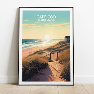 Könnte beinhalten: Ein Vintage-Poster mit einem Sonnenuntergangsblick auf Cape Cod, Vereinigte Staaten. Das Poster zeigt einen Sandstrand mit einem Holzzaun und einen Weg, der zu einem kleinen Haus auf einer Düne führt. Die Sonne geht im Hintergrund über dem Meer unter.