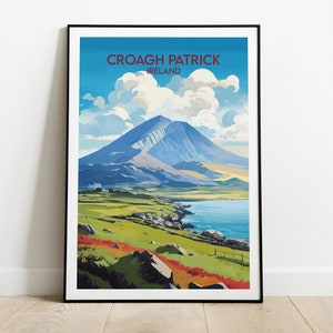 以下が含まれることがあります： アイルランド、メイヨー州にある山、クロア・パトリックをカラフルに描いたヴィンテージな旅行ポスター。青い空に白い雲、緑の草原に湖が描かれている。