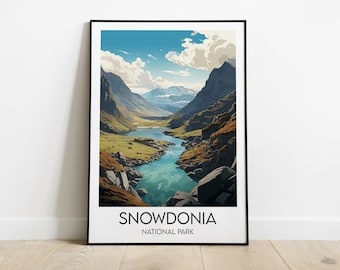 Könnte beinhalten: Ein gerahmtes Poster mit einer farbenfrohen Illustration eines Bergstals mit einem See und einem Fluss. Der Text "Snowdonia National Park" befindet sich am unteren Rand des Posters.
