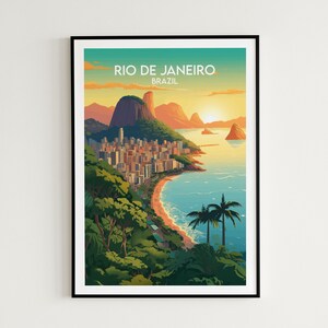 Może przedstawiać: Kolorowa ilustracja Rio de Janeiro w Brazylii, z ikonicznym wzg&oacute;rzem Sugarloaf Mountain i plażą Copacabana na pierwszym planie. Sylwetka miasta jest widoczna w oddali, a słońce zachodzi nad oceanem.