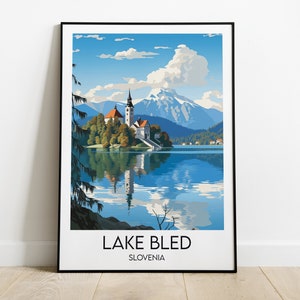 Può includere: Un poster in stile vintage che presenta una vista panoramica del lago di Bled in Slovenia. Il poster raffigura un'isola pittoresca con una chiesa, circondata da una vegetazione lussureggiante e una catena montuosa sullo sfondo. Il cielo è di un blu vibrante con nuvole bianche e soffici. Il testo "LAKE BLED" e "SLOVENIA" è stampato nella parte inferiore del poster.