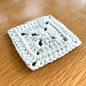 Patrón de alfombra de taza de crochet cuadrada blanca / Patrones de crochet / Aprende a tejer un posavasos para principiantes de crochet