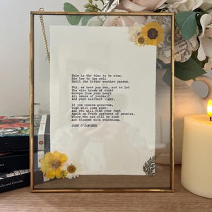 Individuell gestalteter Gedichtdruck mit Schreibmaschine: Handgeschöpftes Vintage-Baumwollpapier, gepresste Blumen (gerahmt oder ungerahmt)