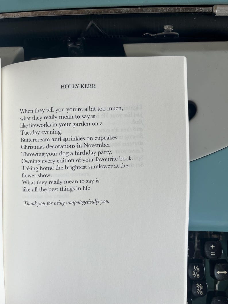 Puede incluir: Un libro abierto con texto de Holly Kerr, sobre una m&aacute;quina de escribir azul. El texto incluye frases como "fuegos artificiales en tu jard&iacute;n" y "sin disculpas".