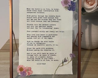 Anpassat skrivmaskinstryck, inramad personlig diktgåva, bomullspapper med torkade pressade blommor