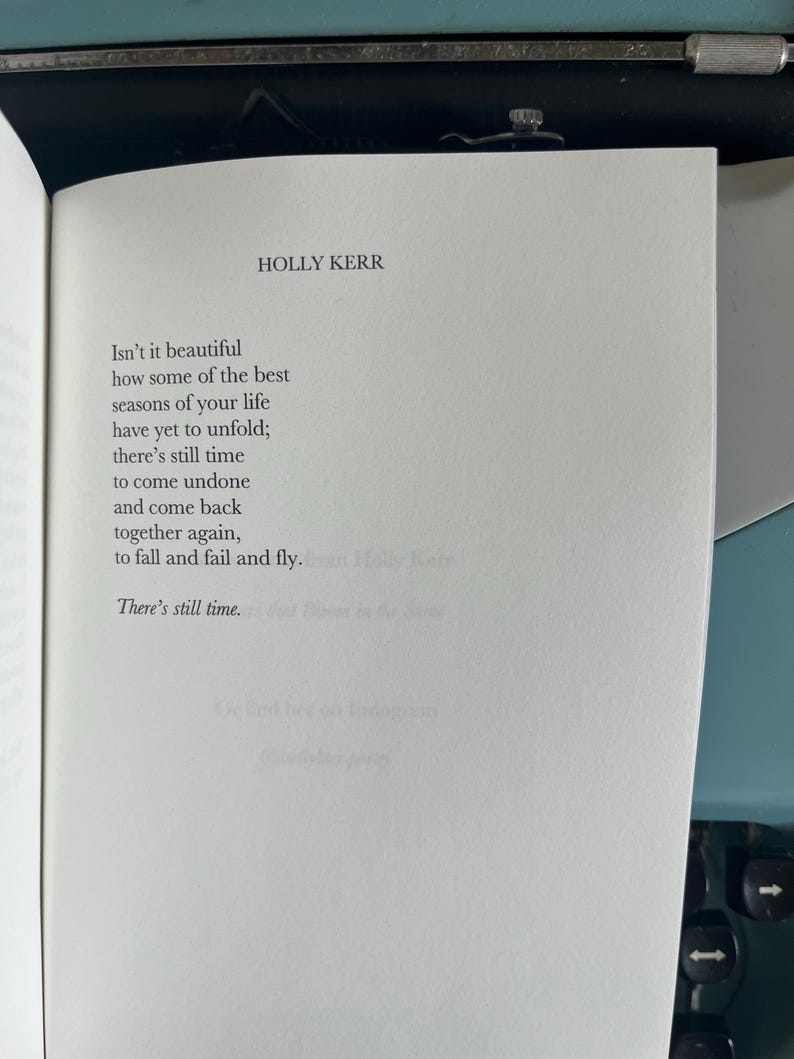 Puede incluir: Una p&aacute;gina de libro abierta muestra un poema de Holly Kerr. El poema comienza con "Isn't it beautiful" y trata sobre las estaciones de la vida y el tiempo. El texto negro est&aacute; en una p&aacute;gina blanca, con el nombre del autor en la parte superior.