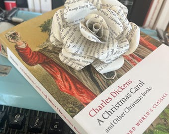 Eine handgemachte Weihnachtsblume aus Papier, ein literarisches Geschenk für Bücherlieber