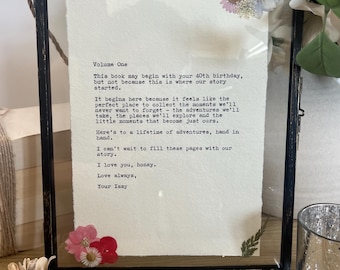 Individueller Schreibmaschinendruck, gerahmtes personalisiertes Gedicht als Geschenk, auf Baumwollpapier mit getrockneten, gepressten Blumen