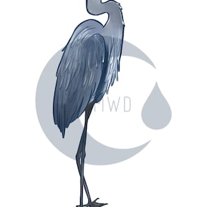 Puede incluir: Ilustración de una garza azul de perfil, con un pico largo y patas largas. El ave está representada en tonos azules y grises, sobre un fondo blanco. Una media luna y una forma de lágrima están detrás del ave, con las letras "MWD".