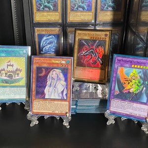 Yugioh TKG: 100 Geschenkbox | Beinhaltet Booster, Einzelkarten und mehr!