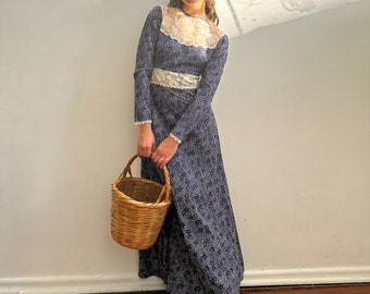 1970s Florales Prärie-Kleid: Weißer & weißer Spitzenbesatz, XS-S