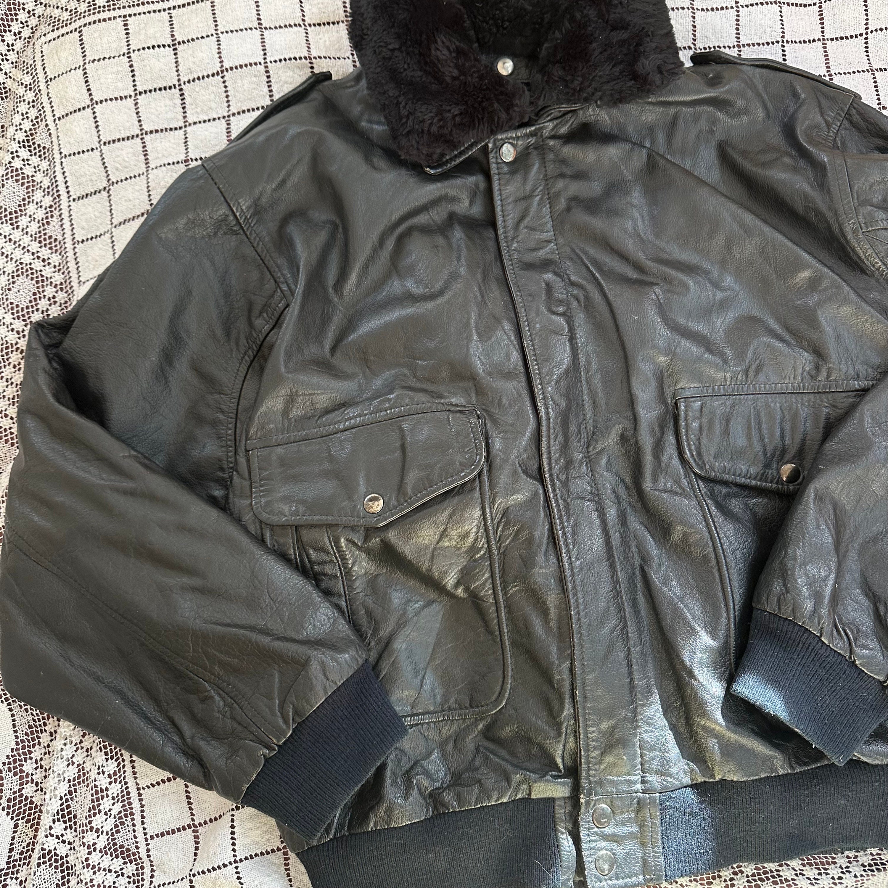 Vintage Leather Bomber Jacket / Faux Fur Collar / Black Vintage Leather Bomber Jacket / Faux Fur Collar / Black