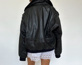 Vintage Leather Bomber Jacket / Faux Fur Collar / Black Vintage Leather Bomber Jacket / Faux Fur Collar / Black