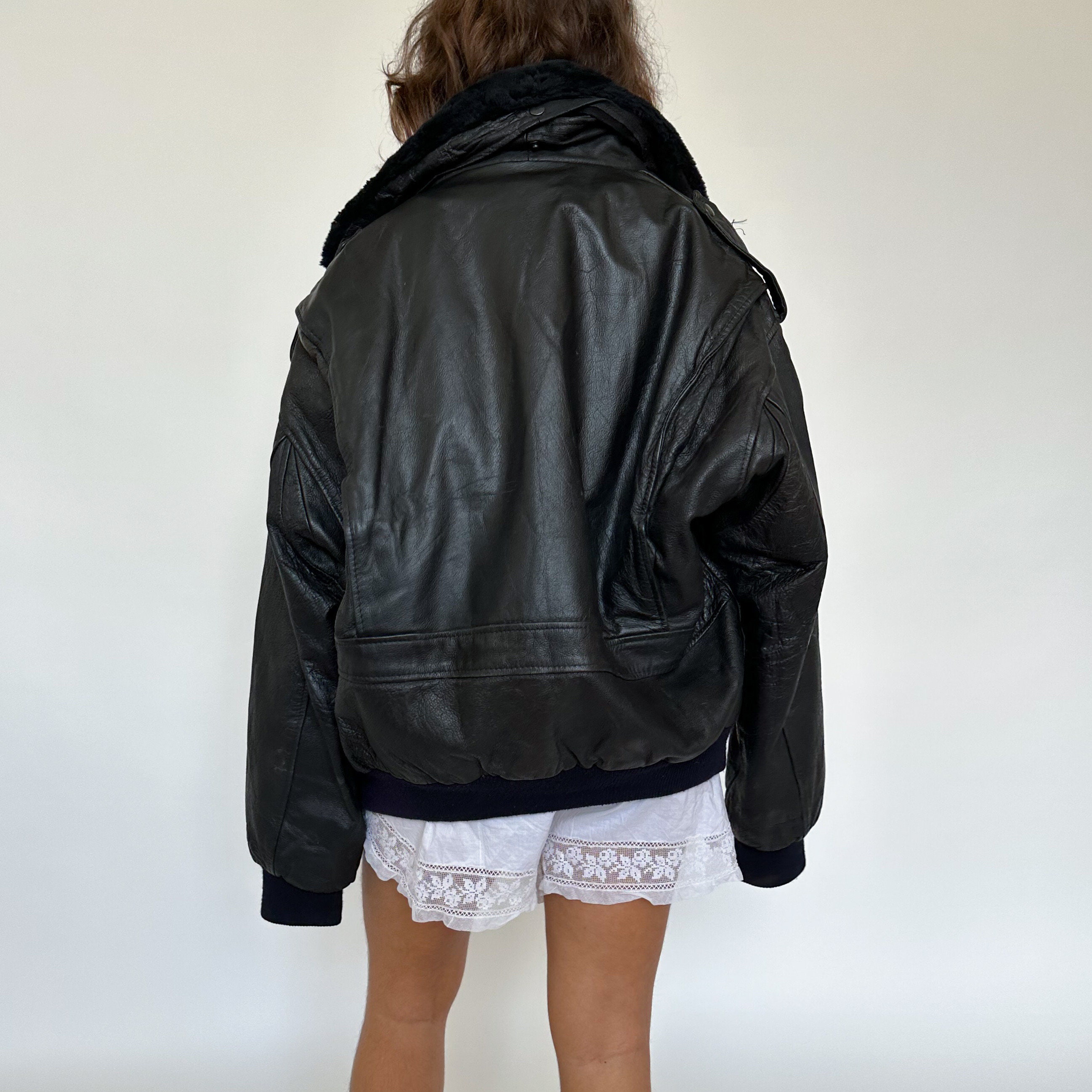 Vintage Leather Bomber Jacket / Faux Fur Collar / Black Vintage Leather Bomber Jacket / Faux Fur Collar / Black