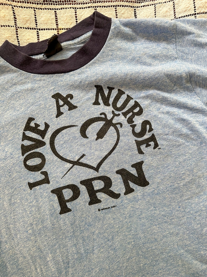 t-shirt vintage des années 1970 / États-Unis / Love A Nurse PRN image 1