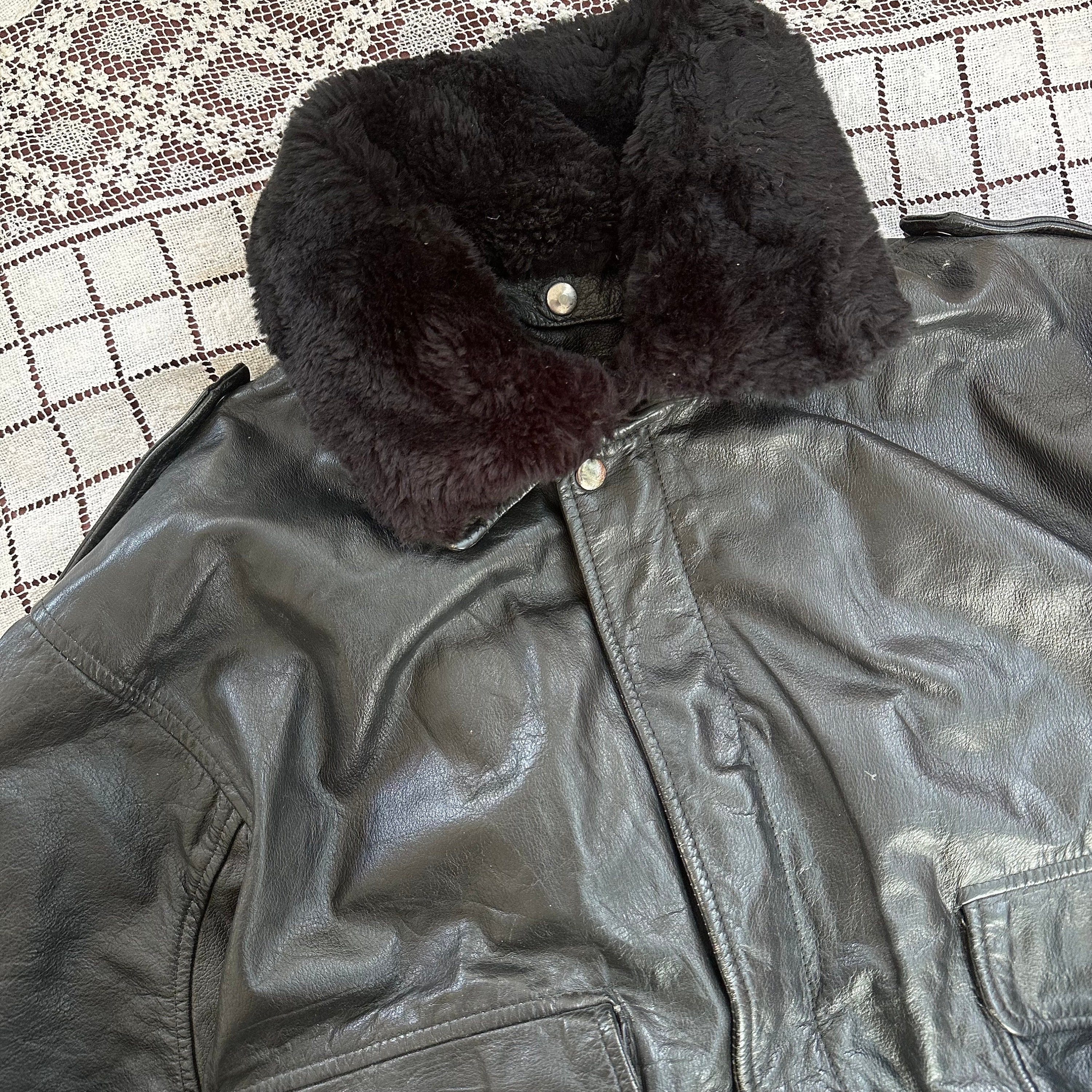 Vintage Leather Bomber Jacket / Faux Fur Collar / Black Vintage Leather Bomber Jacket / Faux Fur Collar / Black