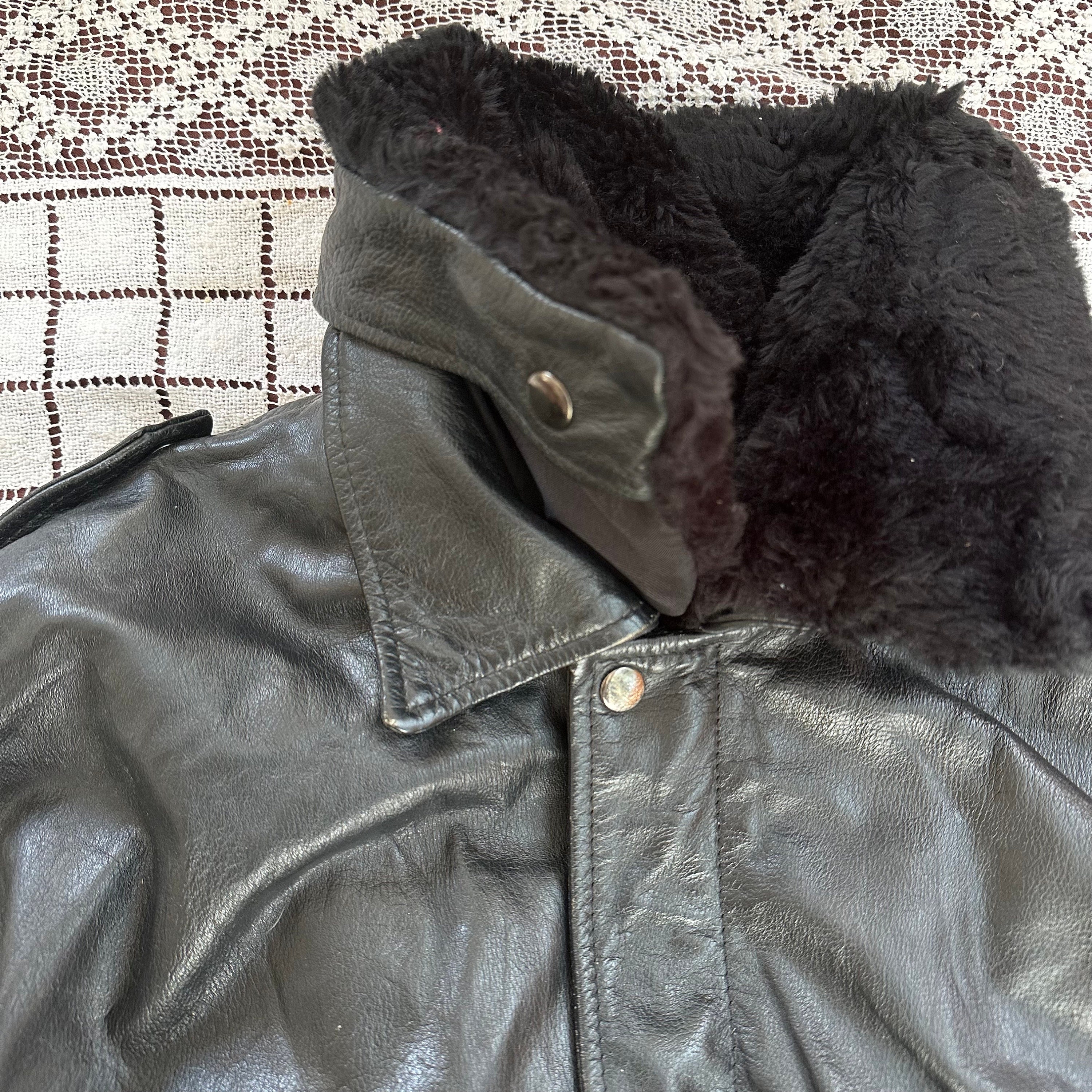 Vintage Leather Bomber Jacket / Faux Fur Collar / Black Vintage Leather Bomber Jacket / Faux Fur Collar / Black