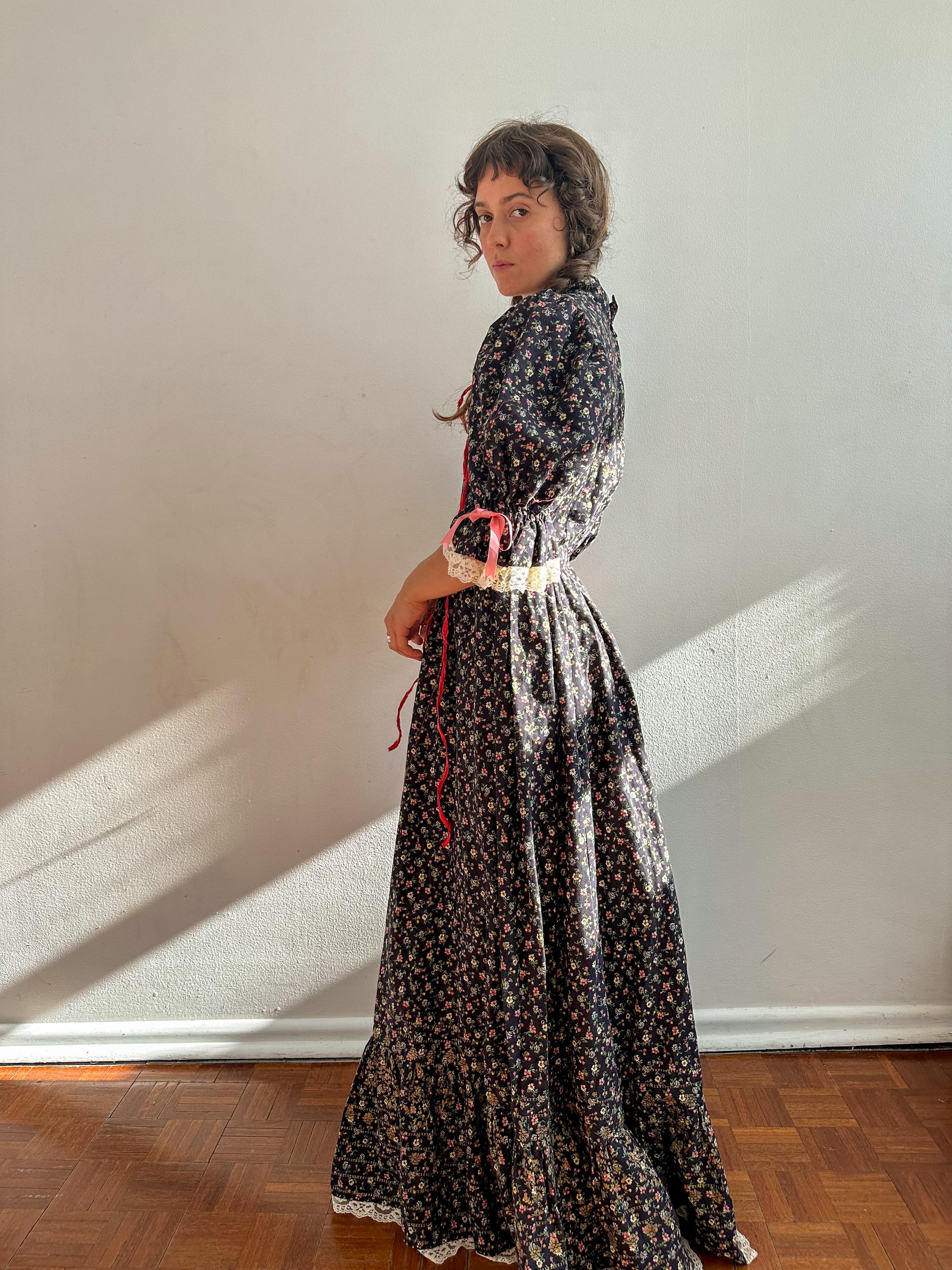 Vintage 1970s maxi Black floral prairie dress / cottage / Bohemian / XS-S