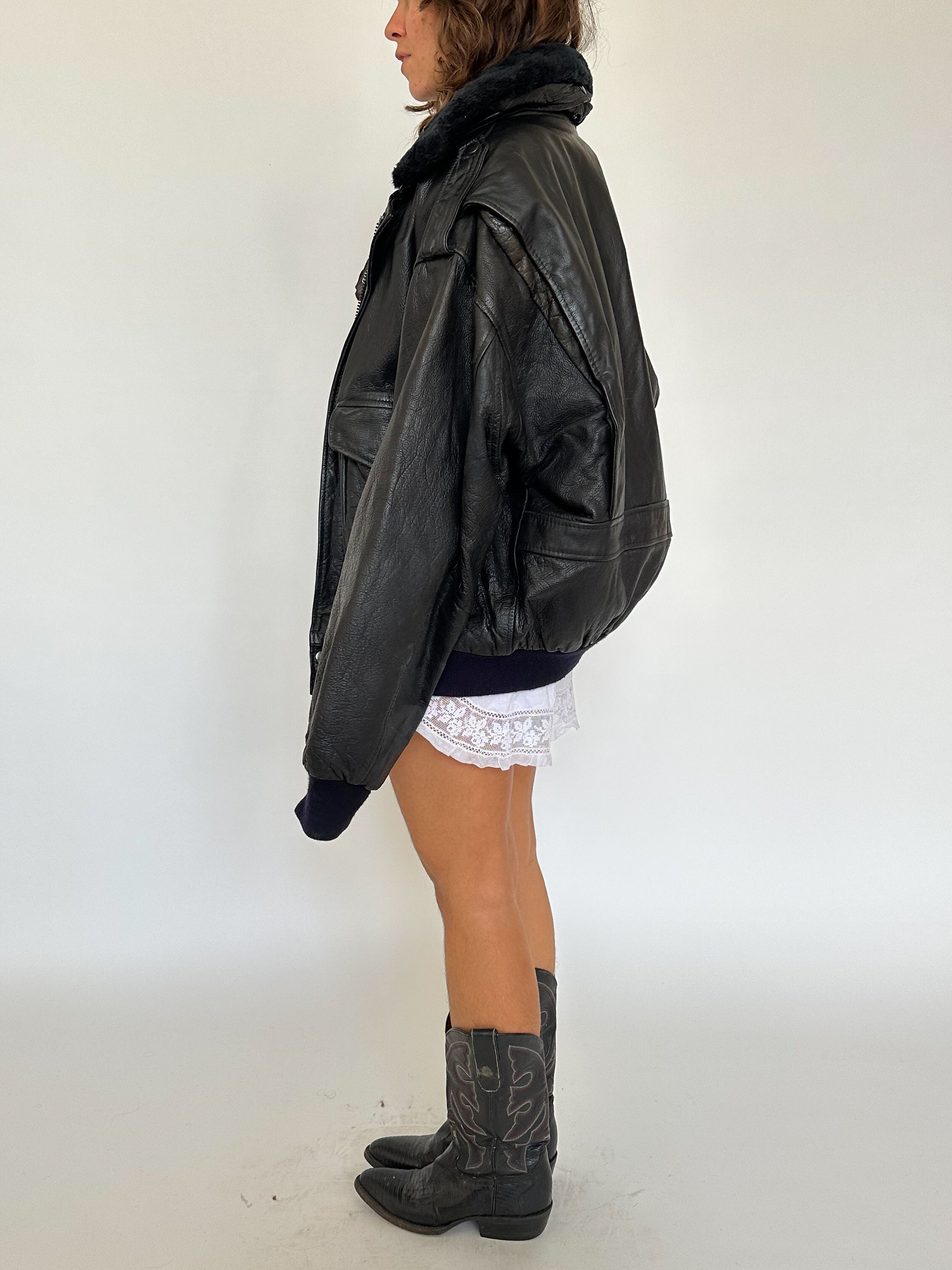 Vintage Leather Bomber Jacket / Faux Fur Collar / Black Vintage Leather Bomber Jacket / Faux Fur Collar / Black