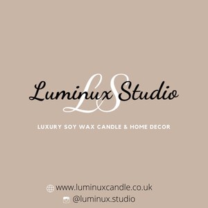 Puede incluir: Un logotipo para Luminux Studio, un negocio que vende velas de cera de soja de lujo y decoraci&oacute;n para el hogar. El logotipo es una escritura cursiva estilizada del nombre del negocio en blanco y negro. El texto debajo del logotipo dice "Luxury Soy Wax Candle & Home Decor". La direcci&oacute;n del sitio web www.luminuxcandle.co.uk y el nombre de usuario de Instagram @luminux.studio se enumeran debajo del texto.