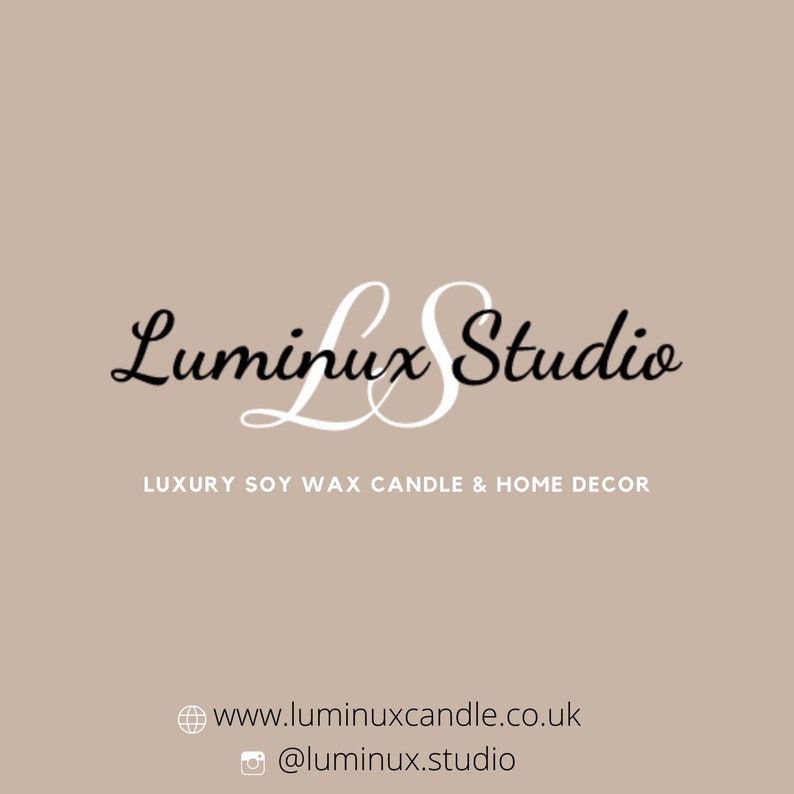 Puede incluir: Un logotipo para Luminux Studio, un negocio que vende velas de cera de soja de lujo y decoraci&oacute;n para el hogar. El logotipo es una escritura cursiva estilizada del nombre del negocio en blanco y negro. El texto debajo del logotipo dice "Luxury Soy Wax Candle & Home Decor". La direcci&oacute;n del sitio web www.luminuxcandle.co.uk y el nombre de usuario de Instagram @luminux.studio se enumeran debajo del texto.