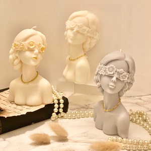 Vela artesanal de cera de soja con busto femenino: decoración elegante para el hogar