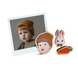 Baby Portrait Pin Set, Osterdeko, Hasennadel, Möhrennadel, Hasennadel, personalisiertes Geschenk, Kindergeschenke, Holzanstecker (Schlüsselanhänger, Magnet)