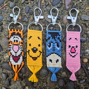 Portachiavi Winnie the Pooh - Portachiavi zaino - Portachiavi orsetto Winnie the Pooh - Accessori Disney - Portachiavi Disney - Portachiavi con cordino intrecciato a mano