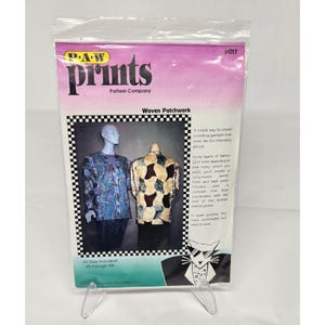 Puede incluir: Un paquete de patrón de costura de P.A.W. Prints, con un diseño "Woven Patchwork". El paquete muestra dos chaquetas, una azul y otra con parches marrones y beige. El texto incluye "All Sizes Included! XS through 5XL."