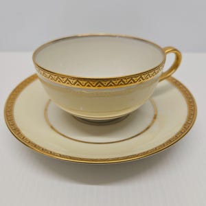 Taza de té y platillo Theodore Haviland Limoges blanco con banda color crema y incrustaciones doradas