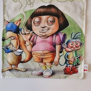 Puede incluir: Una ilustración colorida de un personaje de dibujos animados con una mochila, un mono y un zorro. Los personajes llevan ropa informal y tienen una expresión relajada. El fondo es un patrón verde y blanco.