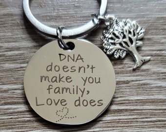 El ADN no te hace familia, el amor sí. Llavero de acero inoxidable